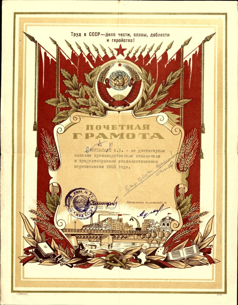 Lageryje už gerus darbo rezultatus pelnytas diplomas su A. Dabulskio prierašu. 1955 m. MLLM GEK 139256