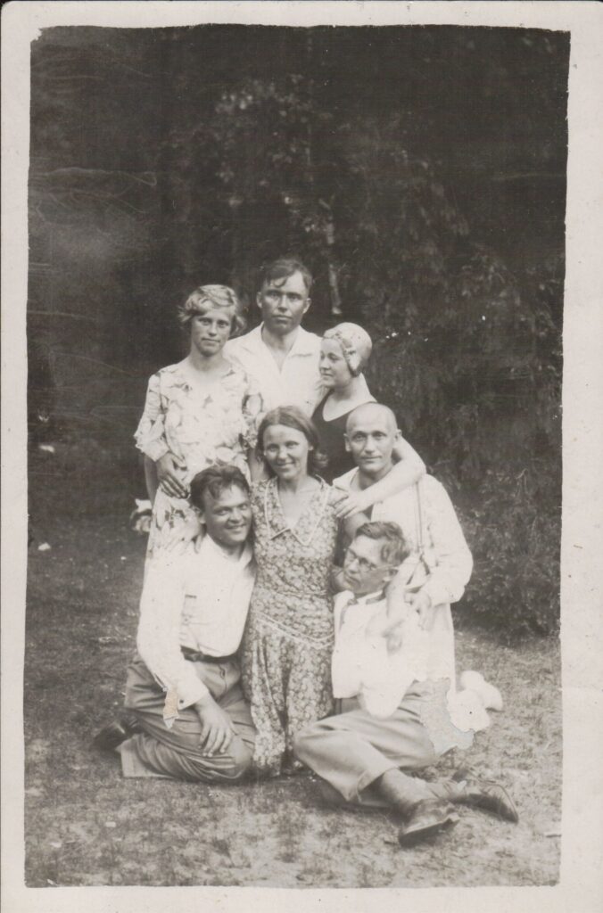 A. Gricius (1-oje eilėje 1-as iš kairės) su „Spindulio“ spaustuvės bendradarbiais. Kaunas, 1925 m. MLLM 16361