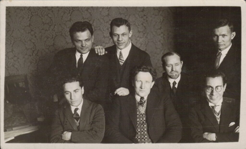 Laikraščio „Lietuva“ bendradarbiai. Kaunas, 1927 m. A. Gricius – II-oje eilėje 1-as iš kairės. MLLM 23608