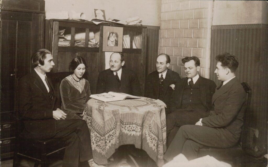 A. Gricius (2-as iš dešinės) su žurnalistais ir menininkais. Kaunas, apie 1931–1932 m. MLLM 16368