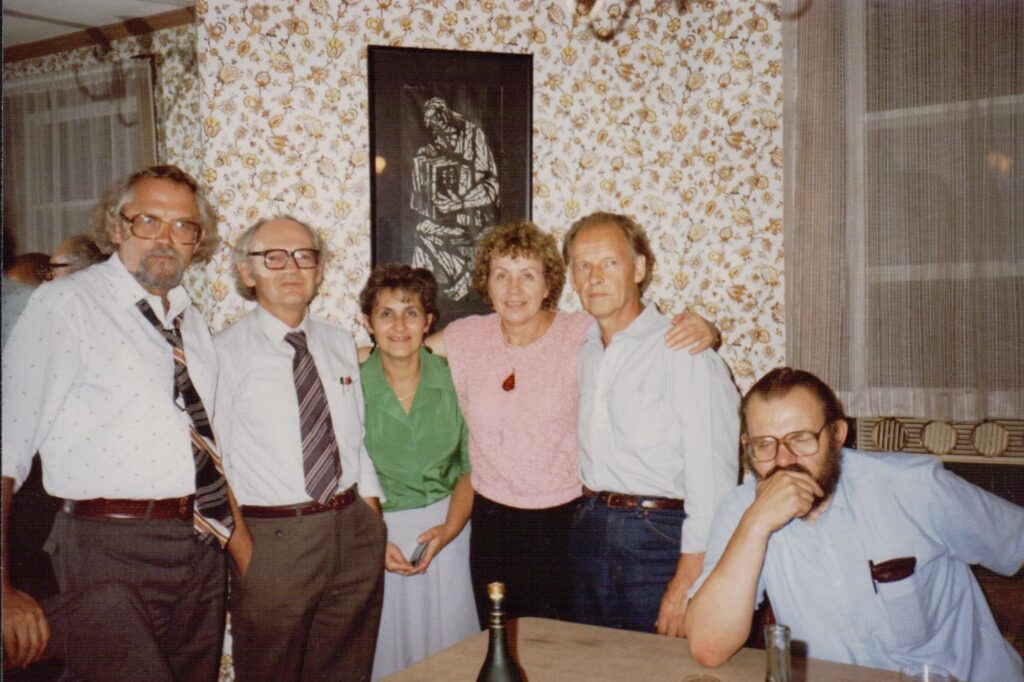 M. Martinaičio viešnagė JAV, 1985 m. K. Almenas sėdi pirmas iš dešinės. MLLM 135062