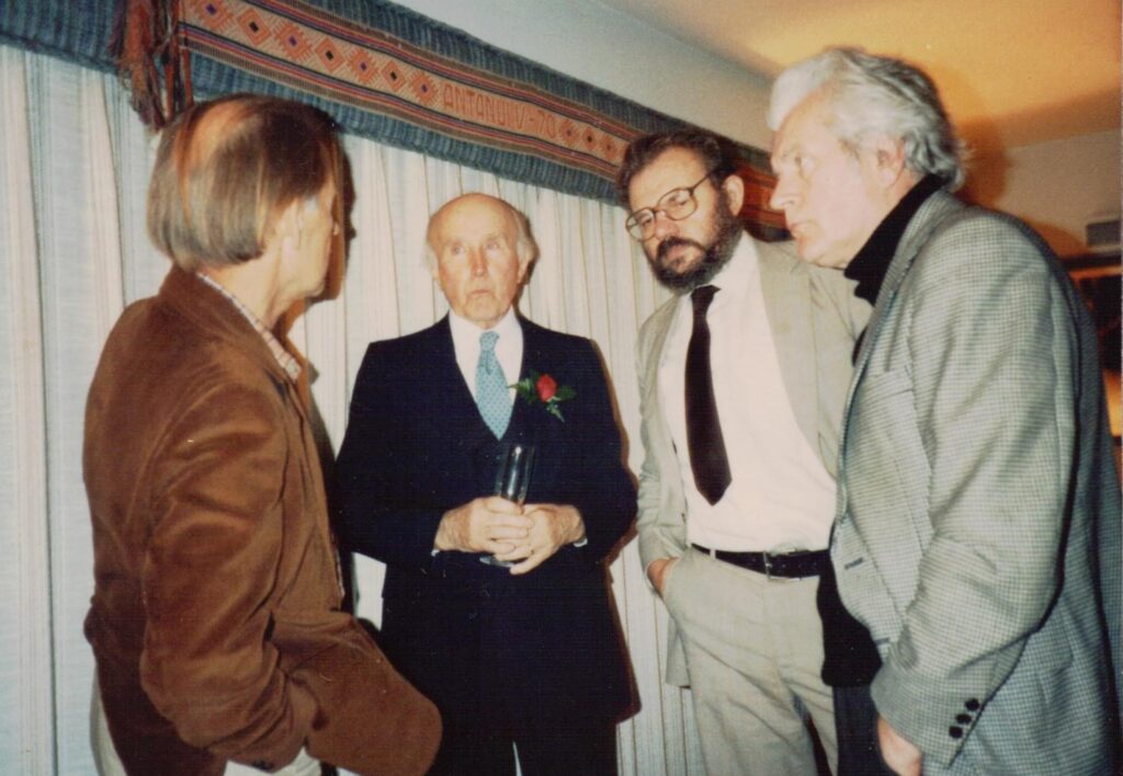 Svečiuose pas A. Vaičiulaitį. Iš kairės: A. Nyka-Niliūnas, A. Vaičiulaitis, K. Almenas, K. Ostrauskas. Vašingtonas, 1986 m. MLLM 48874