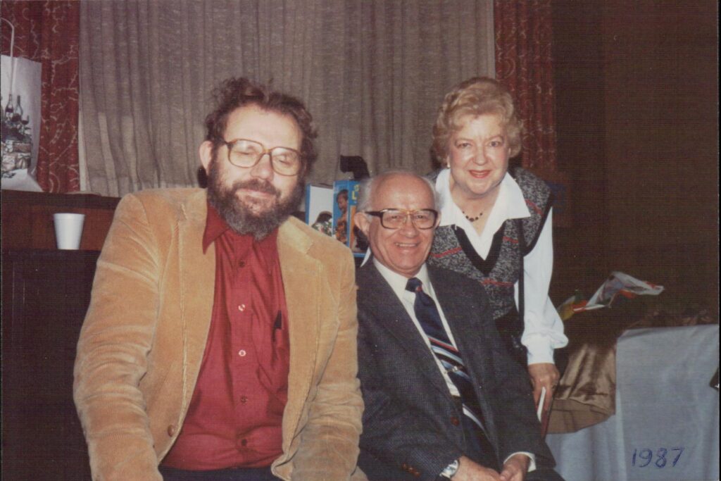 Vašingtono šeštadieninės lietuvių mokyklos Kalėdų šventė 1987 m. Iš kairės: K. Almenas, A. Radžius, T. Landsbergienė. MLLM 59243