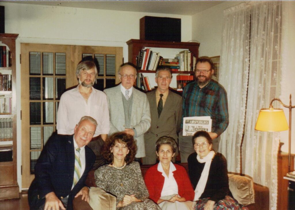 Svečiuose pas V. ir V. Vengrius. Vašingtonas, 1989 m. K. Almenas stovi pirmas iš dešinės. MLLM 48940