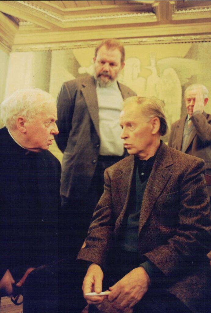 Iš kairės: monsinjoras K. Vasiliauskas, A. Nyka-Niliūnas ir K. Almenas (stovi). Vilnius, 1998 m. MLLM 80293