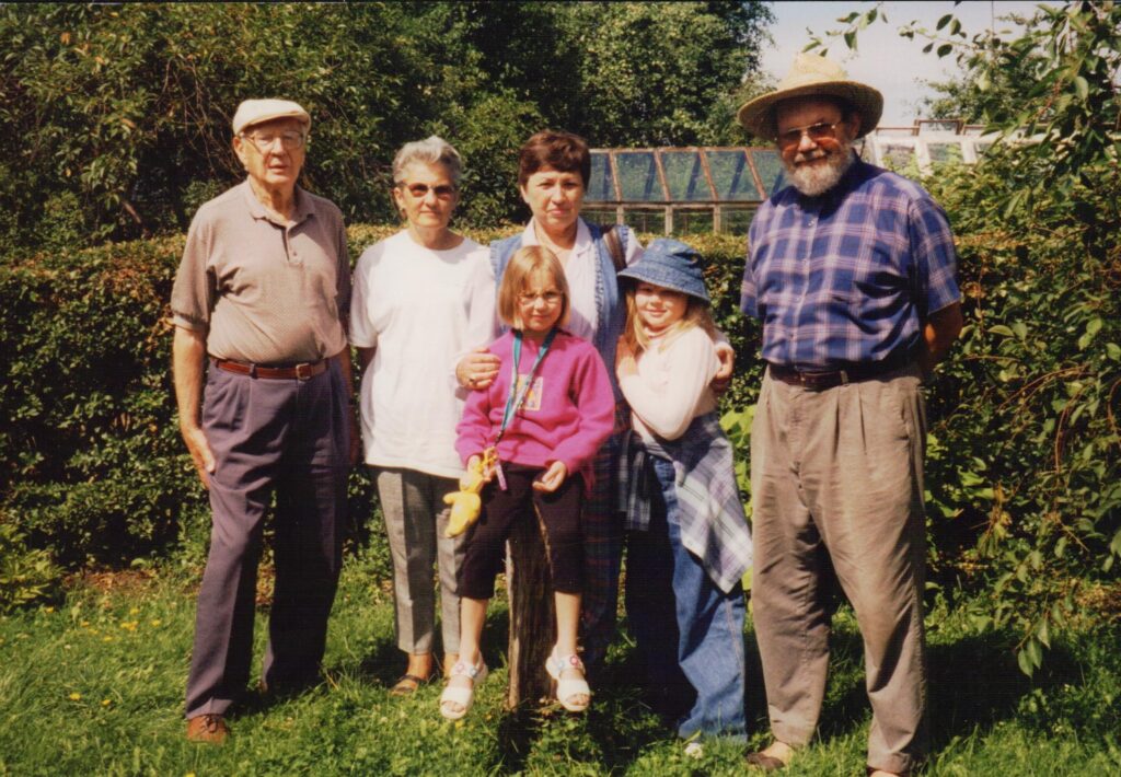 J. Blekaičio (pirmas iš kairės) viešnagė Almenų sodyboje. Palanga, apie 1998 m. K. Almenas – pirmas iš dešinės. MLLM 103682
