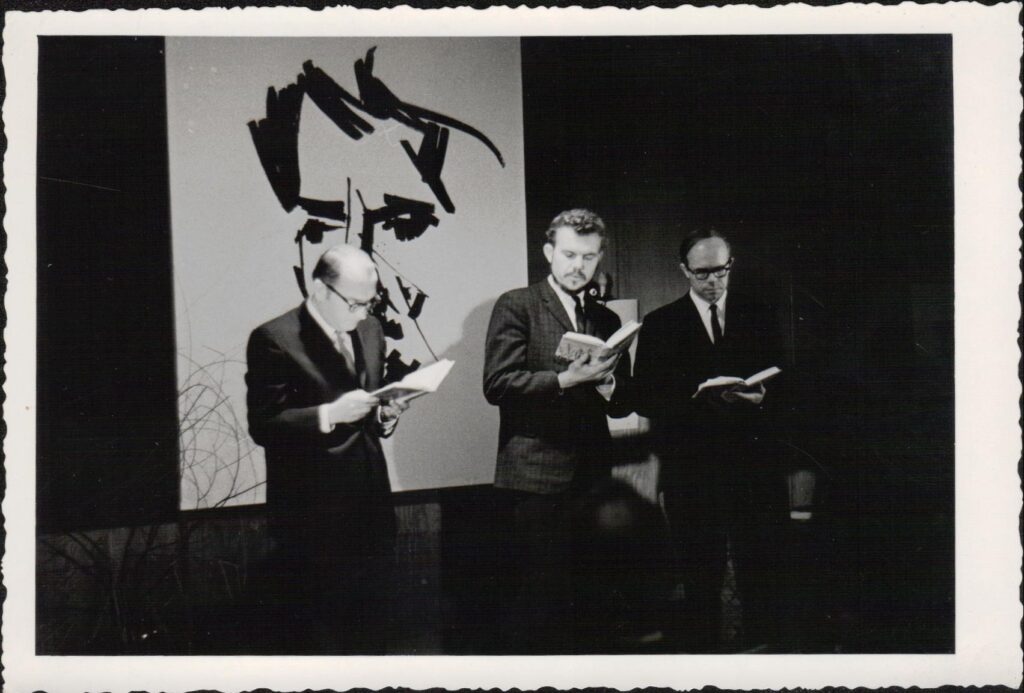 M. Katiliškio knygos „Šventadienis už miesto“ pristatymas. Iš kairės: A.T. Antanaitis, K. Almenas, K. Barauskas. JAV, 1963 m. MLLM 126842
