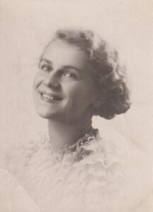 A. Liobytė – Vytauto Didžiojo universiteto studentė. Kaunas, 1937 m. RMM ĮK 38387