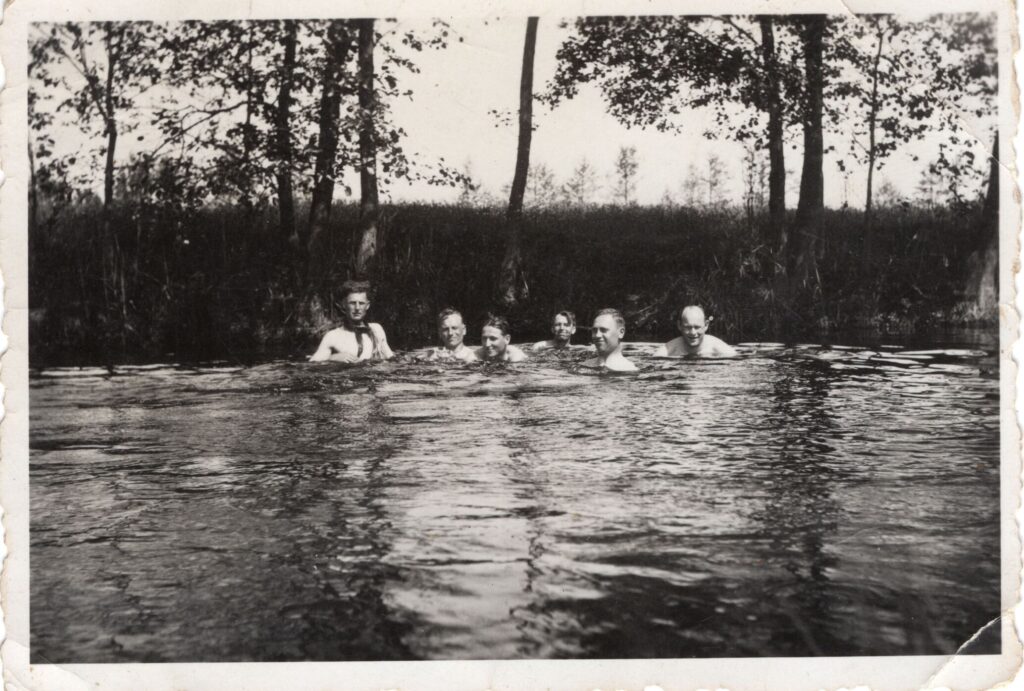 K. Boruta su broliu Petru ir kitais kaimo vyrais besimaudantys Dovinės upelyje. Kūlokų kaimas, apie 1938 m. MLLM_27480