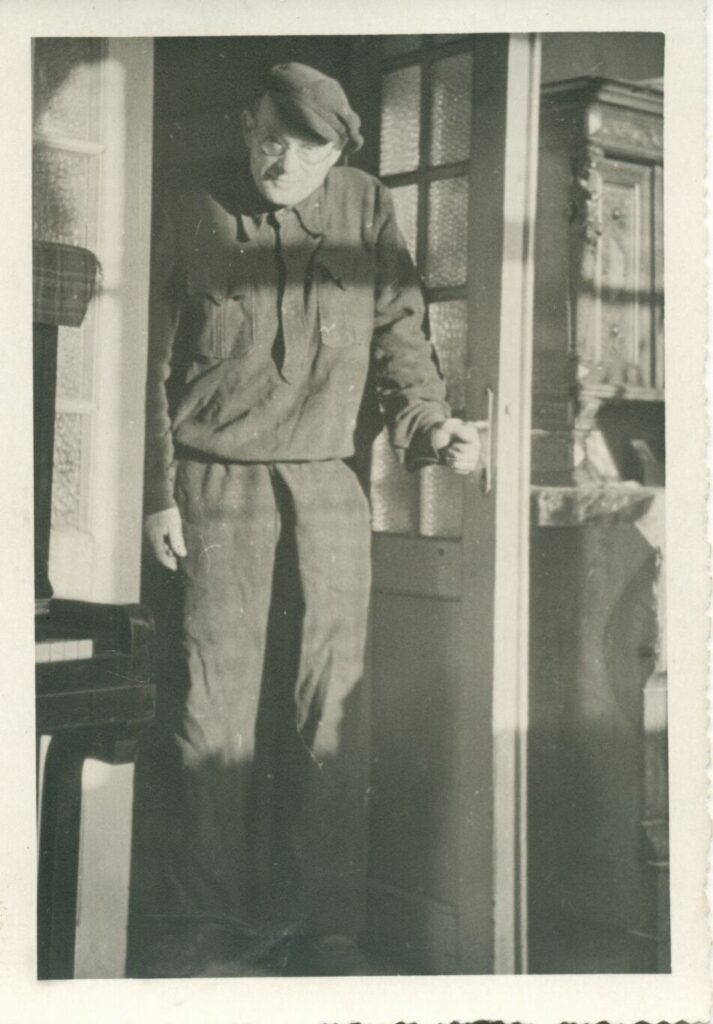 K. Boruta savo bute Vilniuje, grįžęs iš Rasų kalėjimo. Vilnius, 1949 m. Nuotr. J. Čiurlionytės. RMM_IK_37753