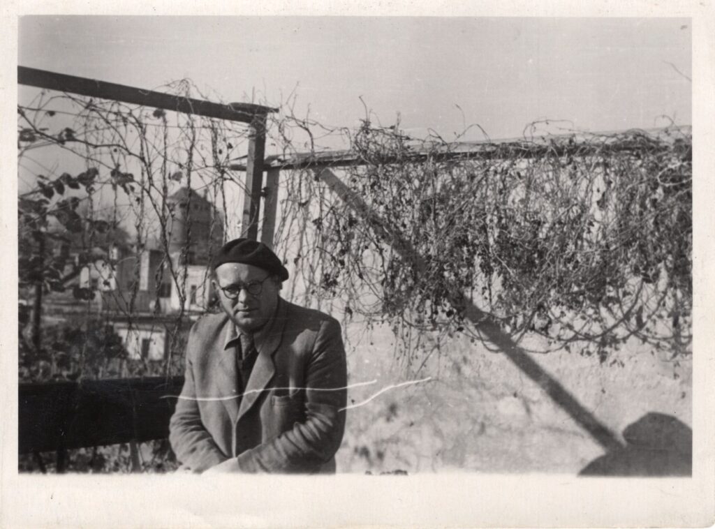 K. Boruta savo buto balkone. Vilnius, apie 1950 m. MLLM_26395