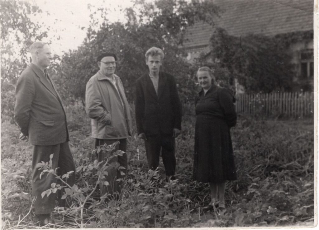K. Boruta su brolio Petro šeima prie gimtųjų namų. Kūlokų kaimas, apie 1962 m. MLLM_14665