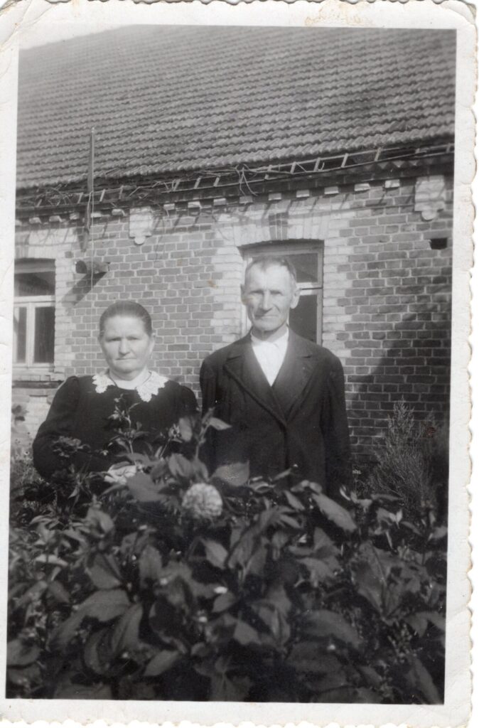 K. Borutos tėvai Marija ir Kazys prie savo namų. Kūlokų kaimas, apie 1943 m. MLLM_27477