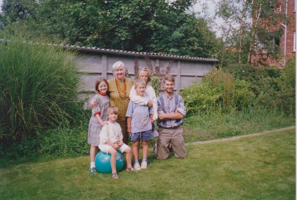 Su vaikaičiais kieme. 1994 m. vasara. GEK 115214