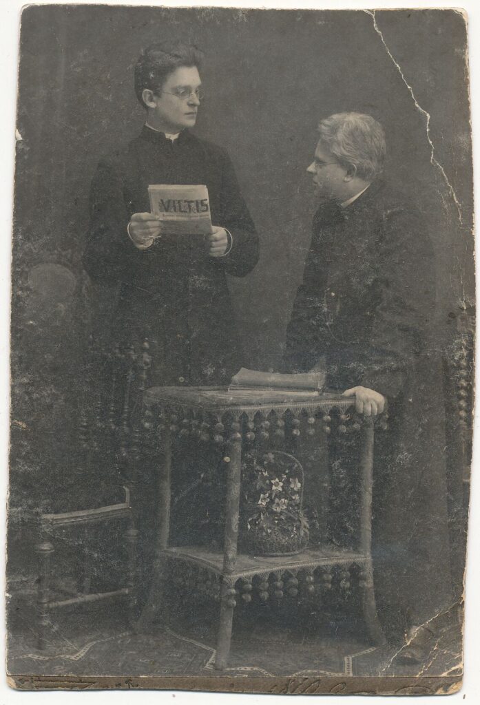 J. Tumas-Vaižgantas ir F. Kemėšius, 1911 m. MLLM GEK 27564