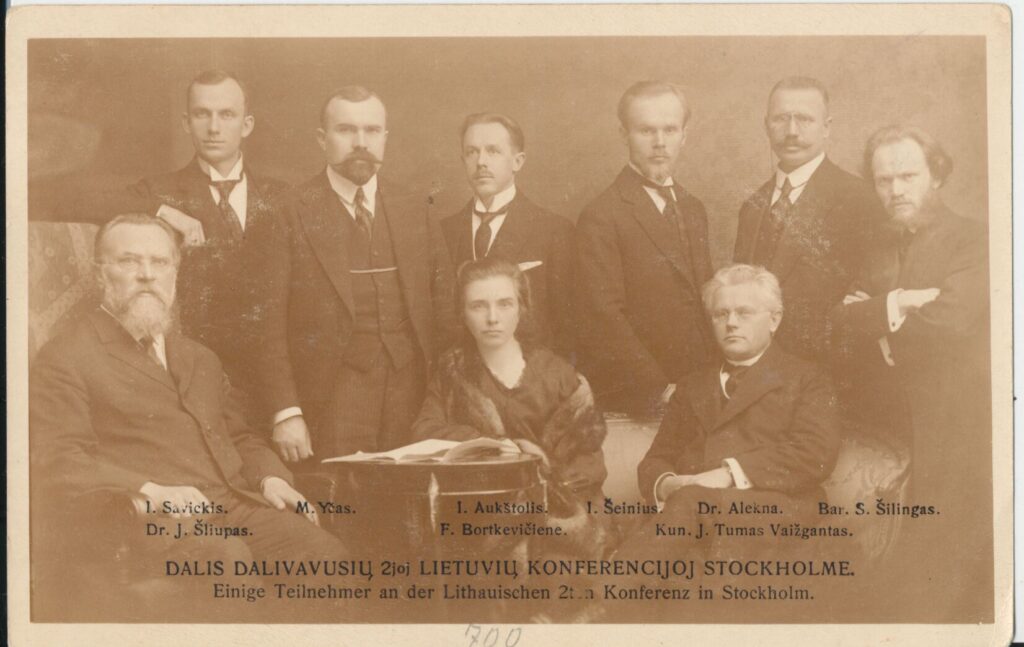 J. Tumas-Vaižgantas 2-ioje lietuvių konferencijoje Stokholme. Su juo J. Šliūpas, F. Bortkevičienė, I. Šeinius, M. Yčas ir kiti, 1917 m. Fot. Emilis Klausenas (Emil Clausen). MLLM GEK 81679
