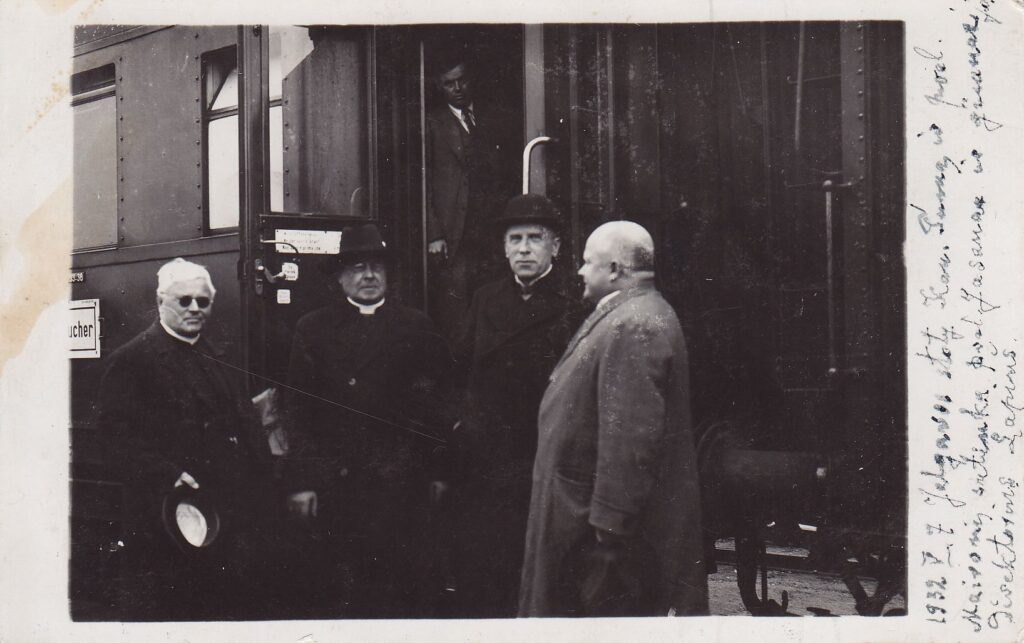 J. Tumas-Vaižgantas, Maironis ir kiti geležinkelio stotyje, 1932 m. MLLM GEK 37/75