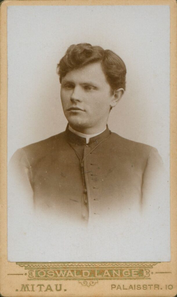 Juozas Tumas-Vaižgantas, 1894 m. Fot. Osvaldas Lange (Oswald Lange). MLLM GEK 40838