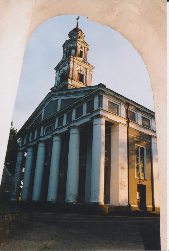 Kulių Šv. vyskupo Stanislovo bažnyčia, kurioje 1898–1901 m. kunigavo Vaižgantas. Fot. Zenonas Baltrušis, 2004 m. MLLM GEK 88456