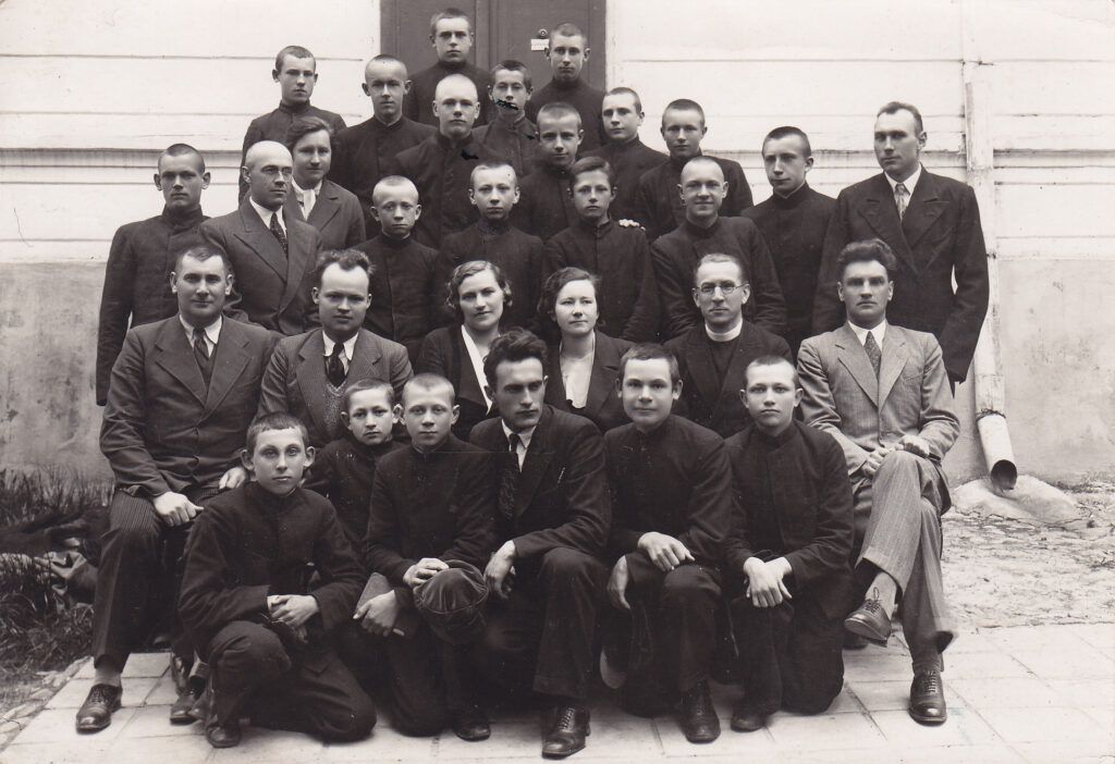 Antroje eilėje antras iš kairės Stasys Anglickis tarp Šiaulių berniukų gimnazijos mokytojų ir mokinių. Šiauliai, apie 1936–1937 m. MLLM GEK 20145