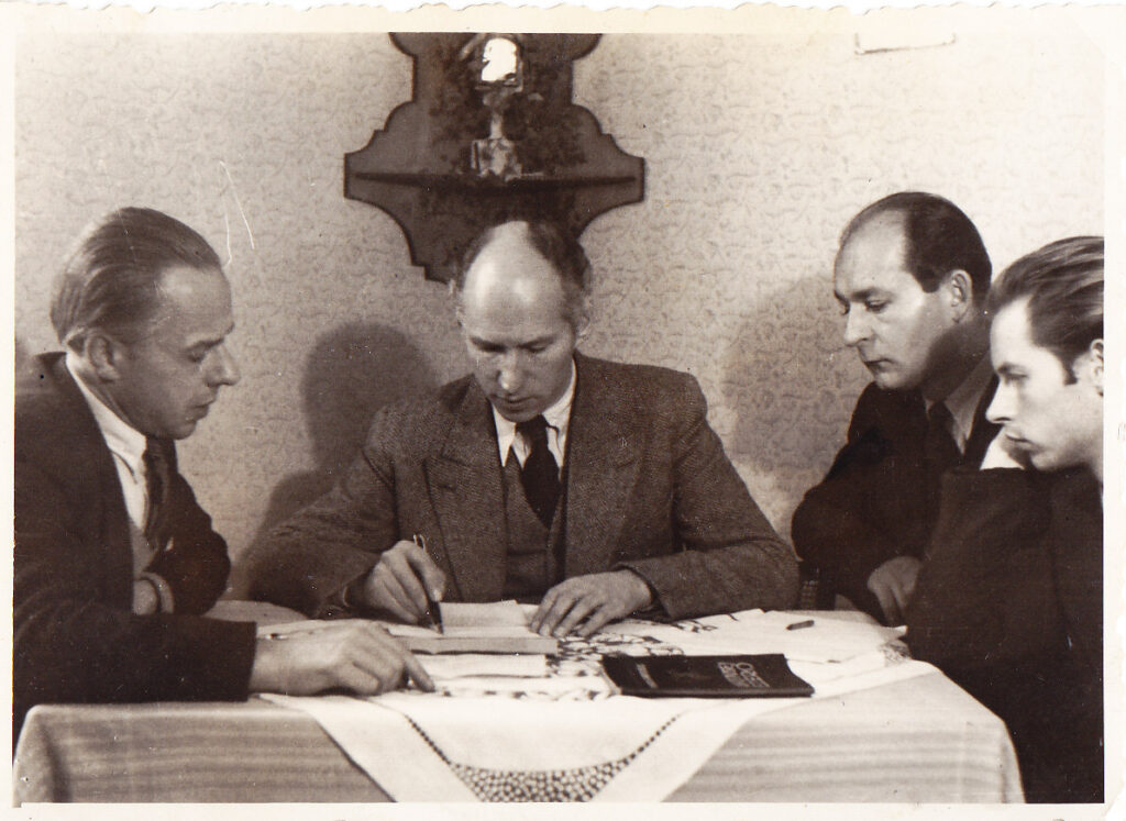 Iš kairės – P. Andriušis, S. Santvaras, H. Radauskas ir A. Nyka-Niliūnas. Augsburgas, 1948 m. MLLM 148196