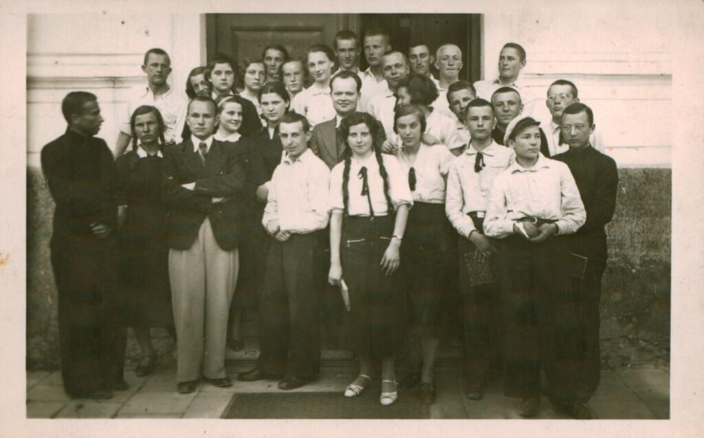 Pirmoje eilėje trečias iš kairės stovi Viktoras Katilius, antroje eilėje centre stovi mokytojas, poetas Stasys Anglickis tarp Šiaulių gimnazijos literatų būrelio narių ir svečių. Šiauliai, 1938 m. MLLM GEK 109046