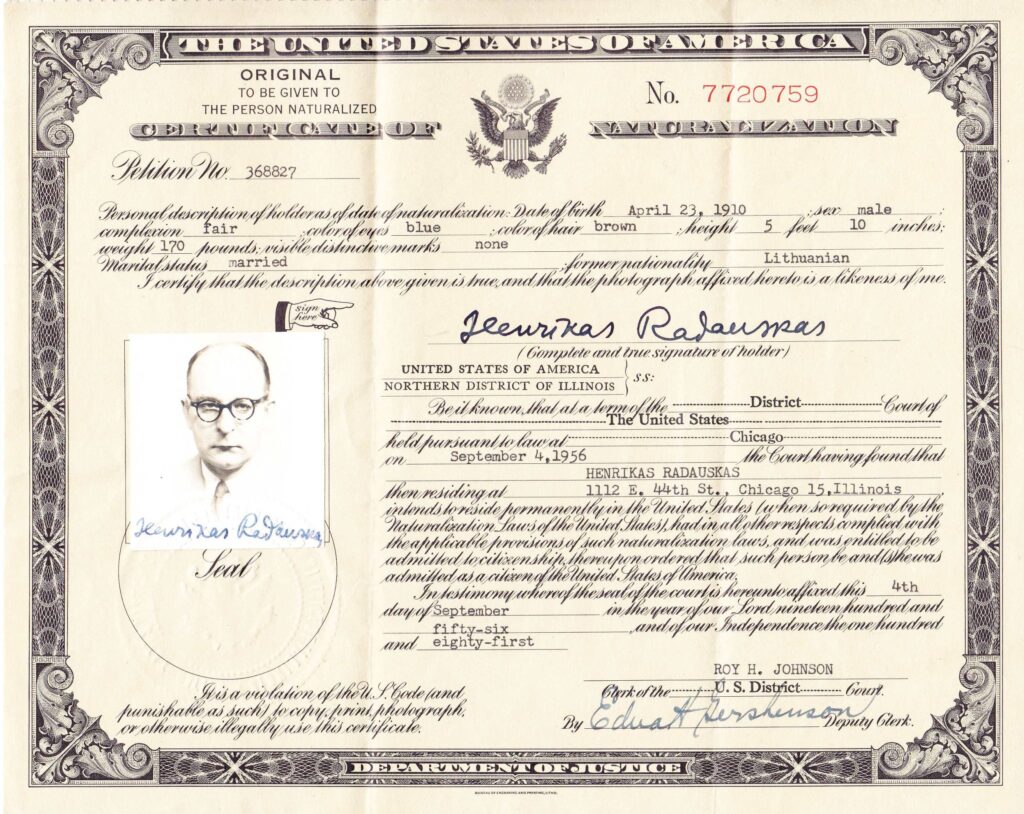 H. Radauskui išduotas pažymėjimas Nr. 7720759 – „naturalization“ (JAV pilietybės suteikimo dokumentas). Pasirašo Roy H. Johnson. 1956 m. rugsėjo 4 d. Čikaga. MLLM 148253