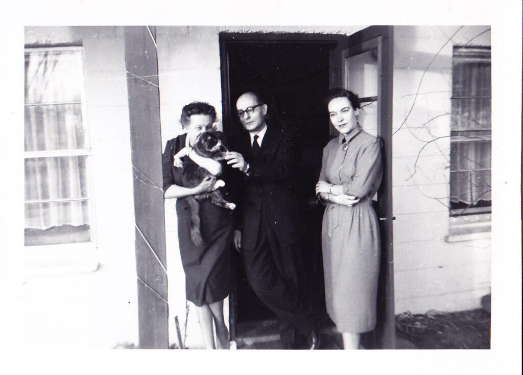 Iš kairės V. ir H. Radauskai ir A. Ivaskas. Nortfield, 1959 03 02. MLLM 148194