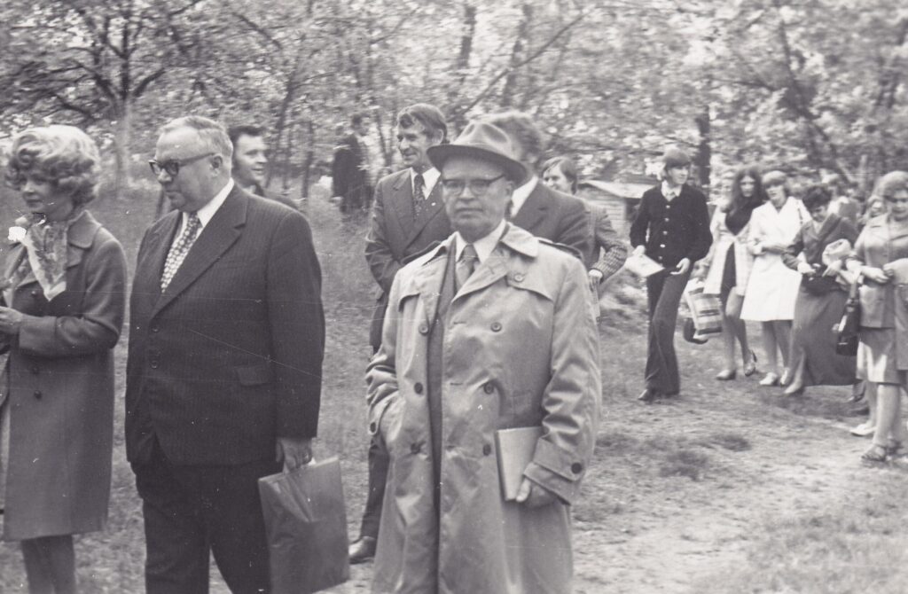 Poezijos pavasario šventės dalyviai. Iš dešinės Stasys Anglickis, Eugenijus Matuzevičius ir kiti. Kaunas, 1975 m. MLLM GEK 18245