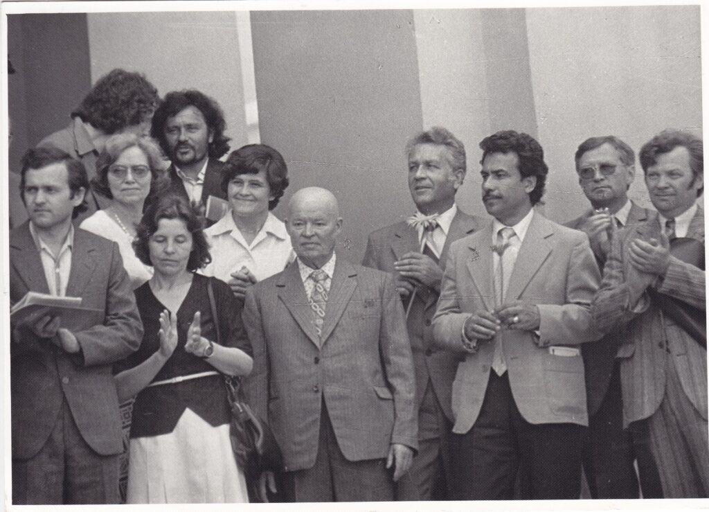 Poezijos pavasario šventės dalyviai. Iš kairės trečias stovi Stasys Anglickis. Vilnius, 1981 m. Onos Pajedaitės nuotrauka. MLLM GEK 24835/a