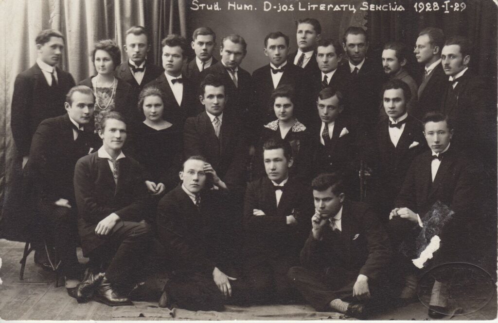 Studentų humanitarų draugijos Literatų sekcija. Stasys Anglickis stovi trečioje eilėje trečias iš kairės. Kaunas, 1928 m. sausio 29 d. MLLM GEK 9954/1
