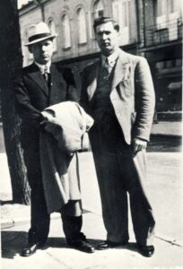 V. Sirijos Gira su romano „Raudonmedžio rojus“ veikėjo Čarlio prototipu. Kaunas, 1937 m. RMM ĮK 16658