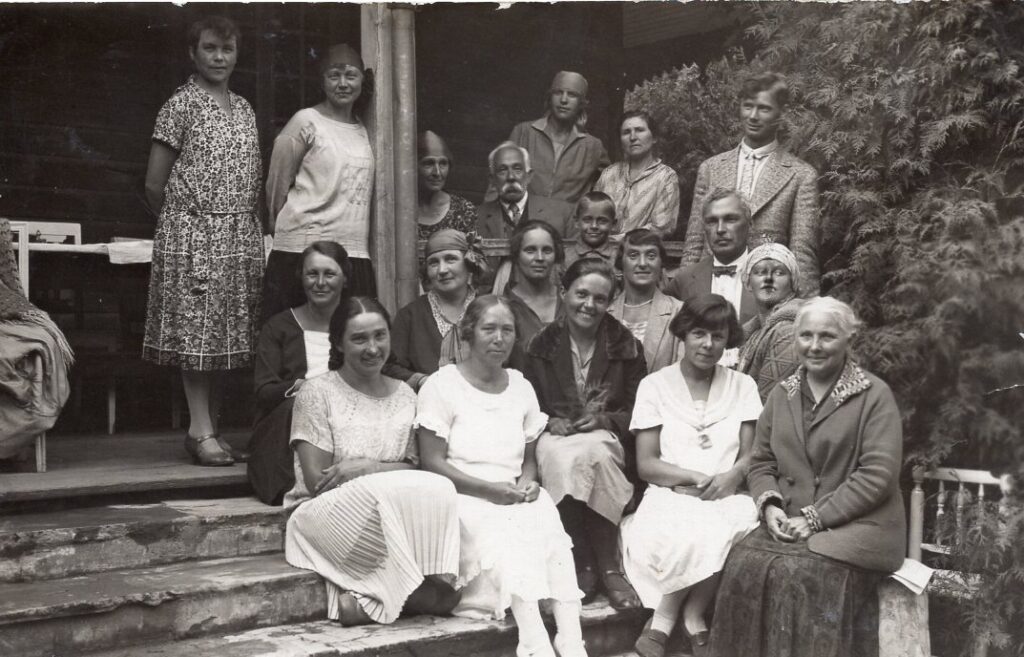 Prof. E. Volteris su žmona (sėdi priešpaskutinėje eilėje) ir kitais poilsiautojais. Palanga, apie 1926 m. Nežinomas fotografas. MLLM_73561