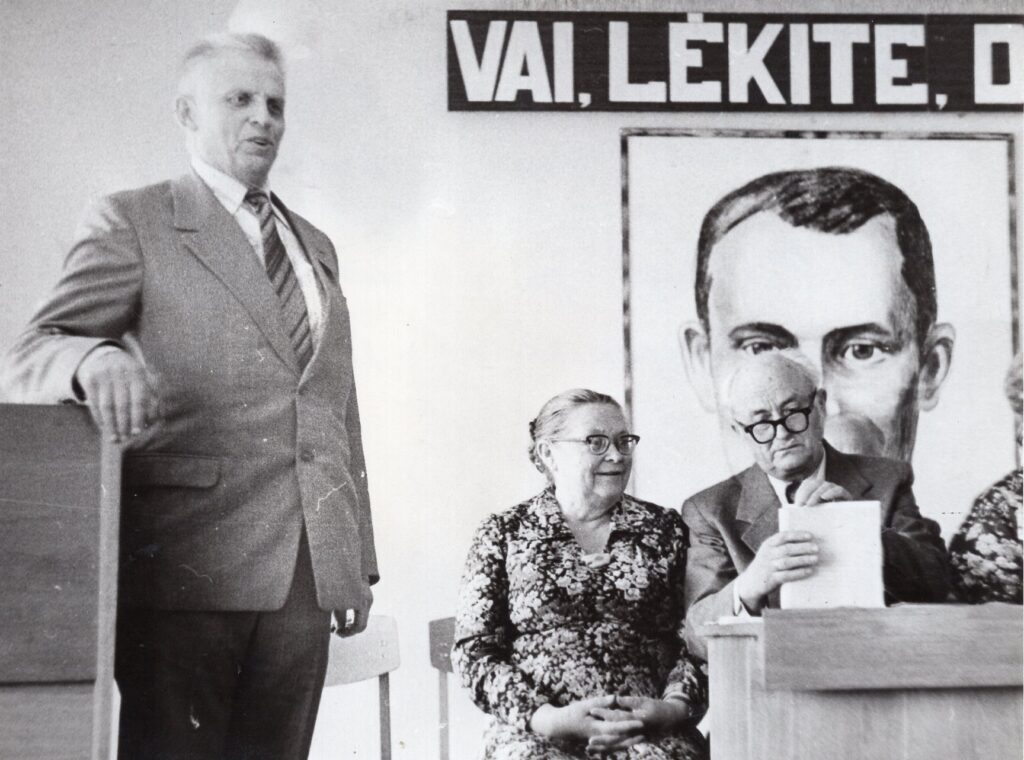 P. Vaičaičio 105-ųjų gimimo metinių minėjimas Sintautuose. Kalba kalbininkas J. Pikčilingis. 1981-06-12. Fotografas nežinomas. MLLM_22851