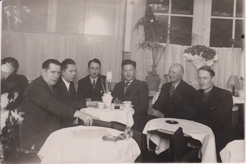Iš kairės: A. V. Braziulis, V. Sirijos Gira, F. Neveravičius, L. Dovydėnas, A.Kniūkšta, S.Miglinas Konrado kavinėje. Kaunas. Apie 1938 m. MLLM 22466