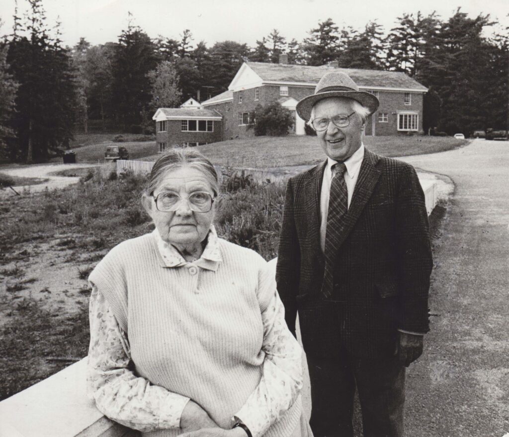 L. Dovydėnas su žmona Elena prie savo namų Lenox, Masačiusetso valstijoje 1988 m. Fotografas V. Šonta. MLLM 67111