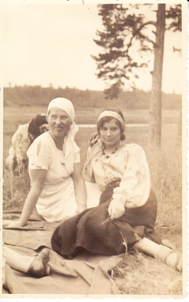 Elena Skinkytė (romano Valentina prototipas) su drauge prie Pažaislio šilo. Apie 1934 m. GEK 72590