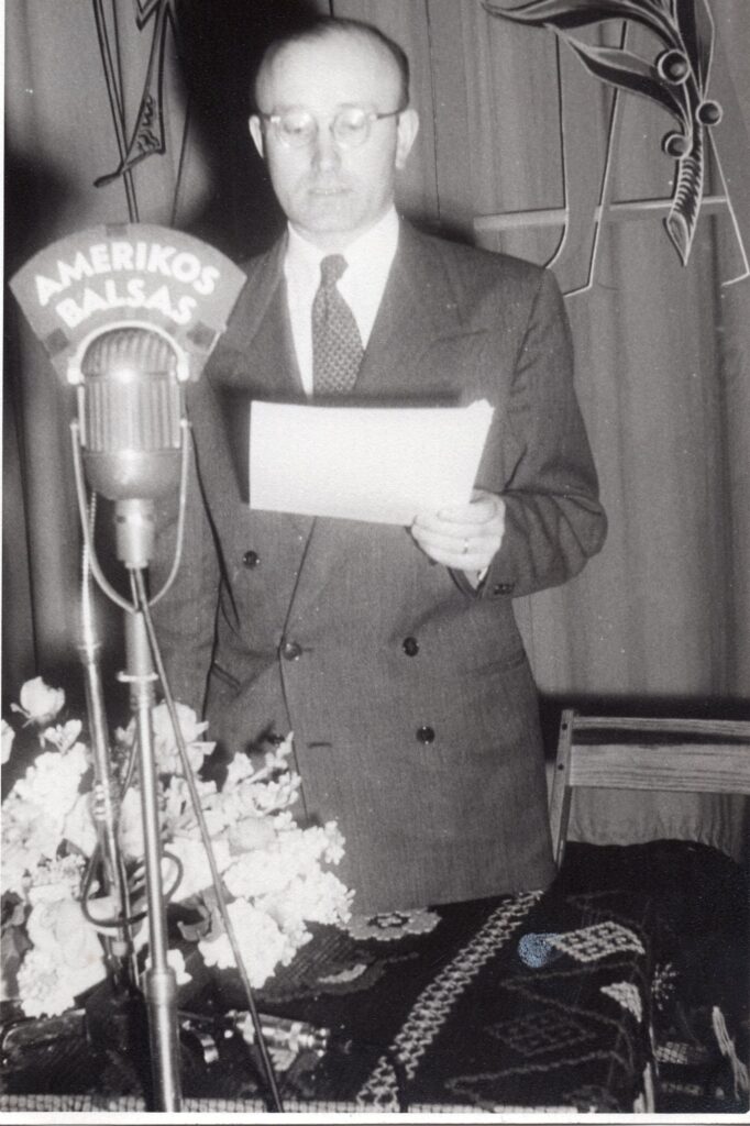 A. Vaičiulaitis informacinėje agentūroje „Amerikos balsas“. Niujorkas, apie 1953 m. GEK 64543