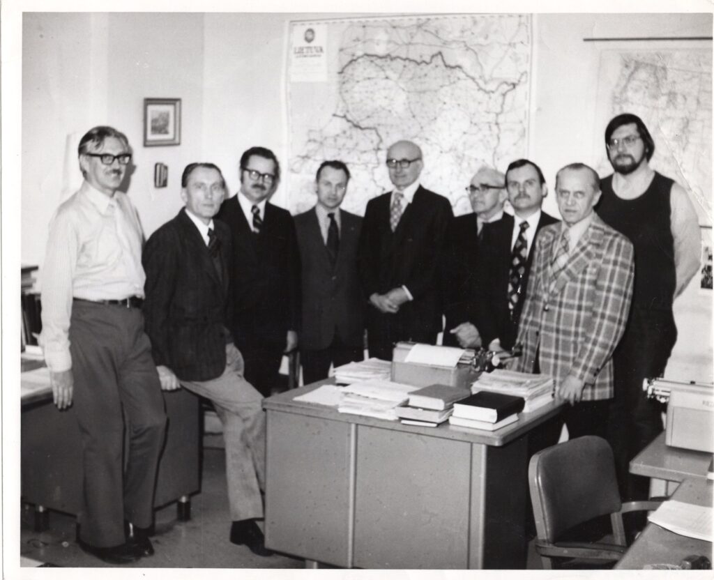 A. Vaičiulaitis (centre) su Amerikos balso bendradarbiais. GEK 100131