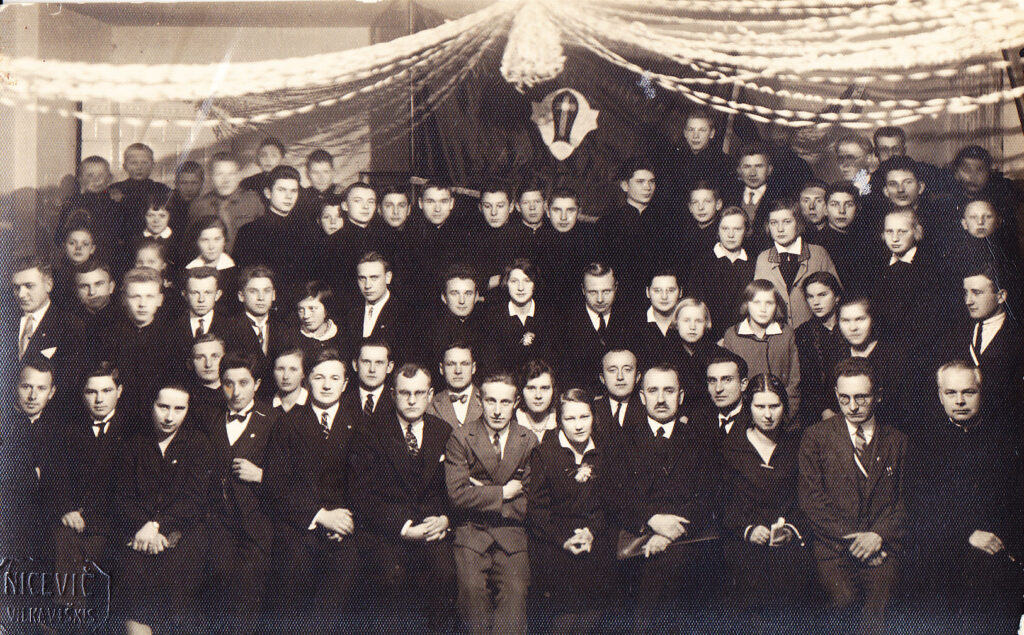 Vilkaviškio „Žiburio“ gimnazijos ateitininkų 10 metų sukaktuvių šventės dalyviai. 1929-11-24. A. Vaičiulaitis antroje eilėje pirmas iš dešinės. GEK 75164