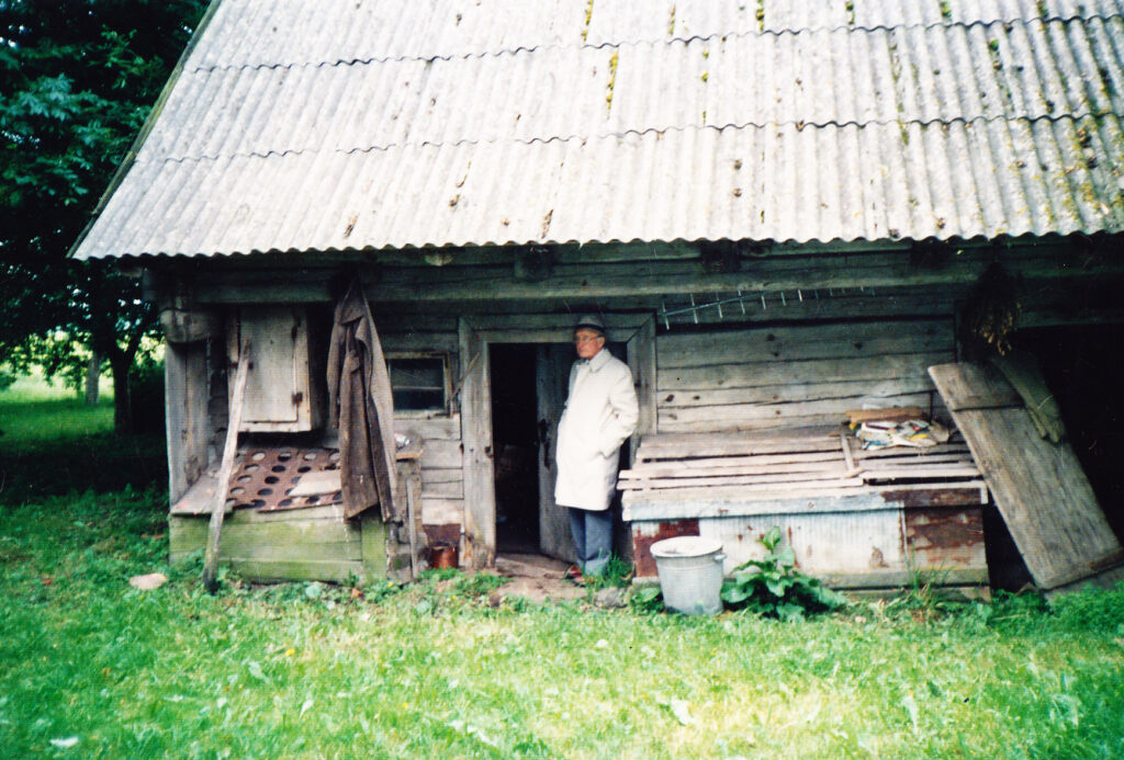 Tėviškėje, prie klėties. Didieji Šelviai, 1988 m. GEK 75908