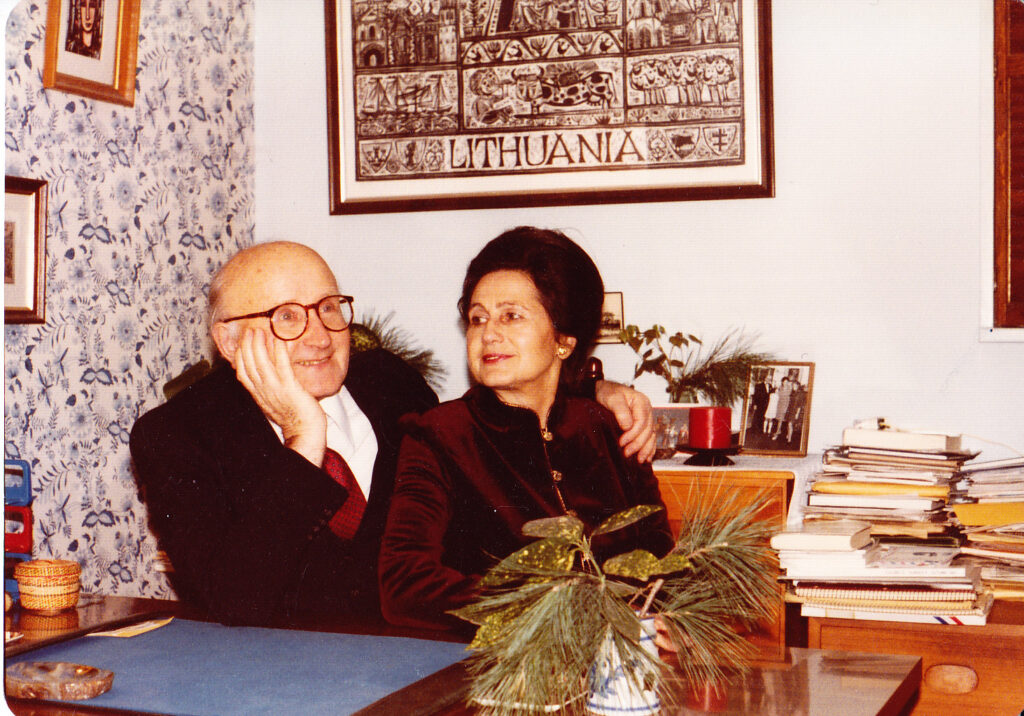 Su žmona Joana, savo namuose. Bethesda, 1982 m. GEK 72176