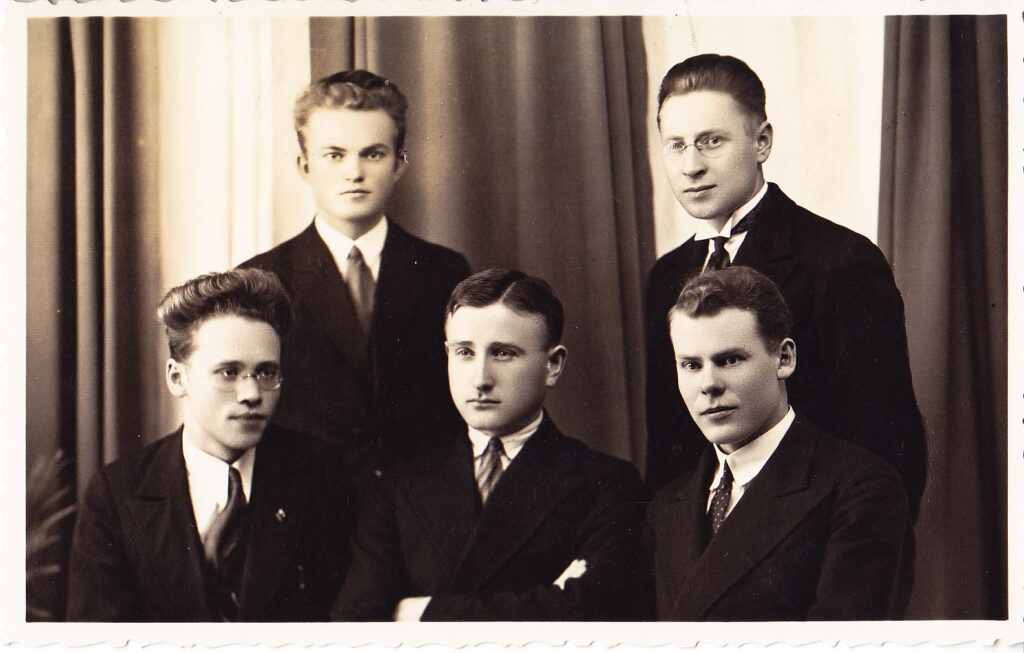 „Ateities“ bendradarbiai. Sėdi – K. Bauba, A. Vaičiuliatis, J. Adomaitis. Stovi – V. Šimaitis ir A. Graževičius. Kaunas, 1931 m. GEK95601