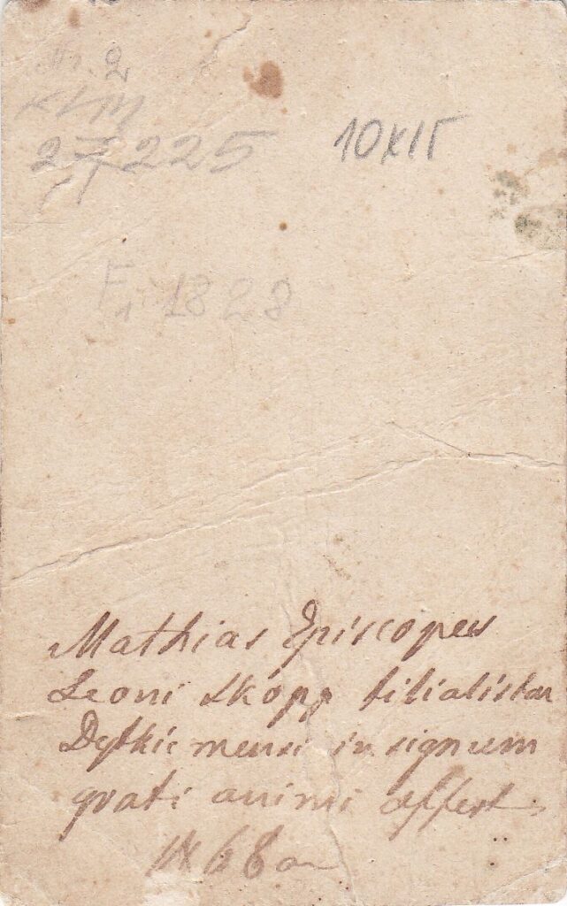 M. Valančiaus dedikacija lotynų k. kitoje pusėje: „Mathias Episcopus Leoni Skopp filialistae Dydkiemensi in signum grati animi offert 1868 a“ [„Motiejus vyskupas Leonui Skopui, Didkiemio filialistui, dėkingumo ženklan skiria 1868 m.“] MLLM 27225