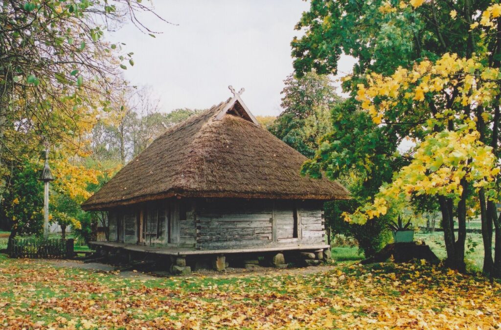 Gimtoji Motiejaus Valančiaus klėtelė Nasrėnuose (Kretingos r.). Foto Z. Baltrušio. 2001 m. MLLM 71345