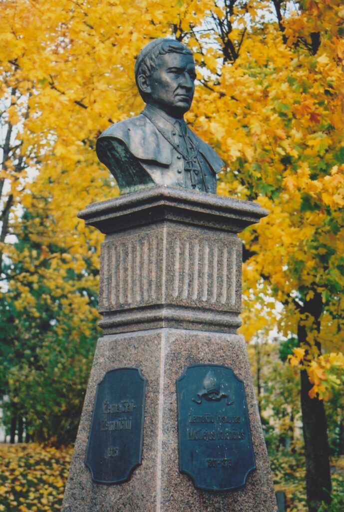 Paminklas Motiejui Valančiui Varniuose (Telšių r.). Skulp. A. Aleksandravičius. Foto Z. Baltrušio. 2001 m. MLLM 71342