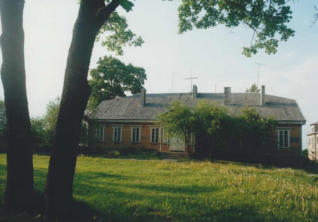 Vyskupo Motiejaus Valančiaus namas Varniuose (Telšių r.), kuriuose jis gyveno nuo 1850 m. iki 1864 m., kol Žemaičių vyskupijos centras buvo perkeltas į Kauną. Foto Z. Baltrušio. 2000 m. MLLM 71185