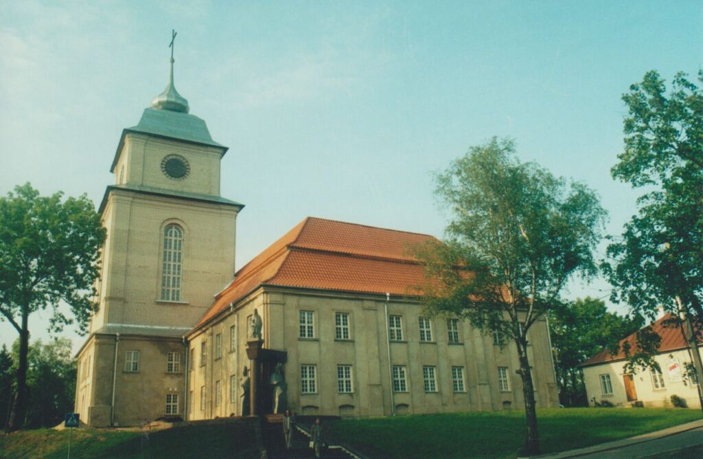 Buvusi Varnių (Telšių r.) kunigų seminarija, kurioje mokėsi rašytojai Motiejus Valančius, Antanas Strazdas, Antanas Baranauskas, Antanas Vienažindys ir kt. Dabar čia veikia Žemaičių vyskupystės muziejus. Foto Z. Baltrušio. 2000 m. MLLM 65065