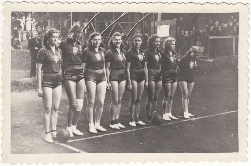 3V. Žilinskaitė Vilniaus miesto tinklinio rinktinėje 1950 m. Nežinomas fotografas. MLLM F3 19049