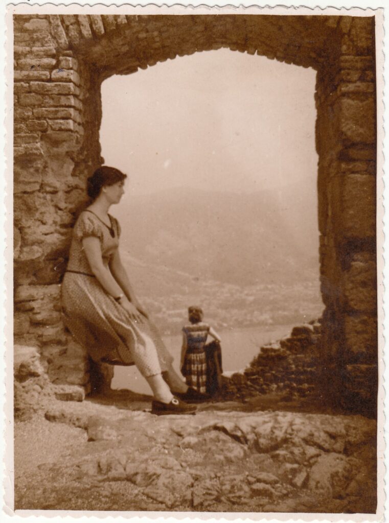 V. Žilinskaitė ant arkos griuvėsių Drezdene 1957 m. Nežinomas fotografas. MLLM F1 17342